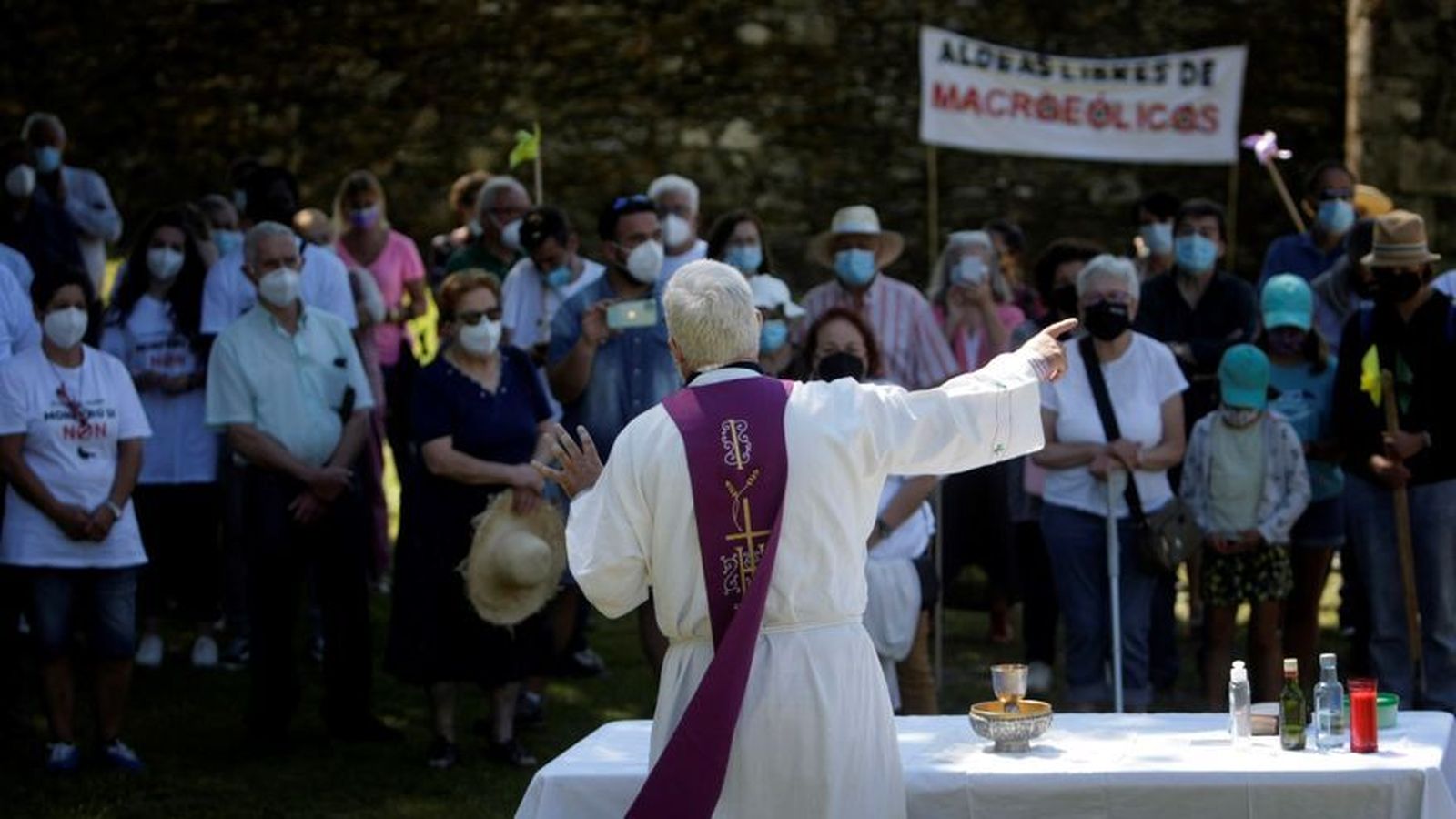Una misa contra los eólicos en Xestoso, A Coruña
