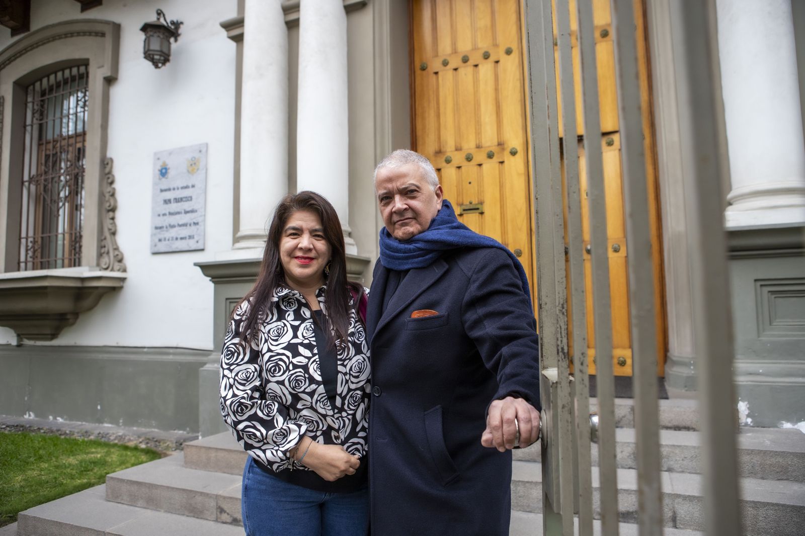 Pedro Salinas y Paola Ugaz ante la Nunciatura en Perú