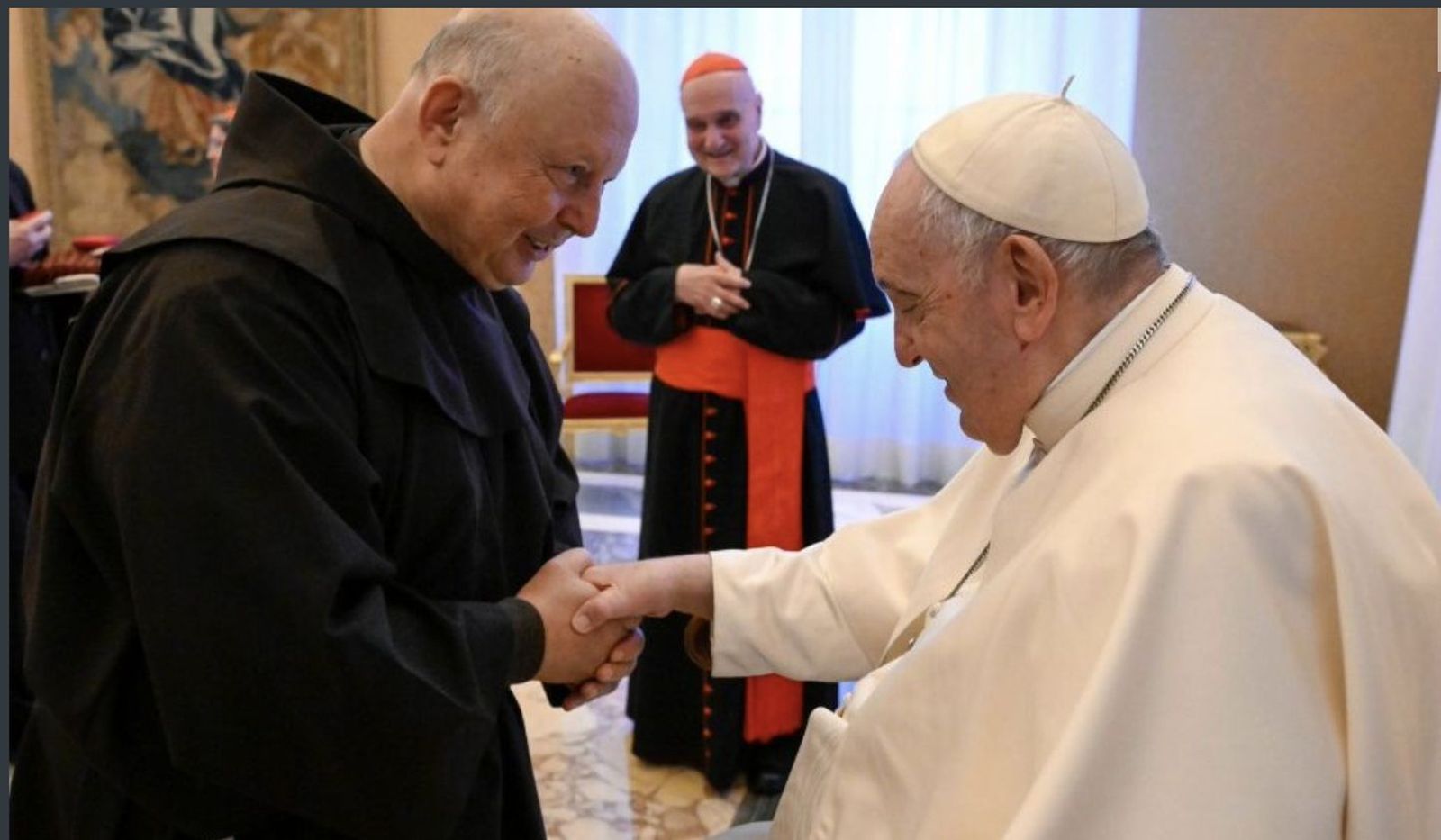 El P. Jallouf, con el Papa durante la entrega del premio