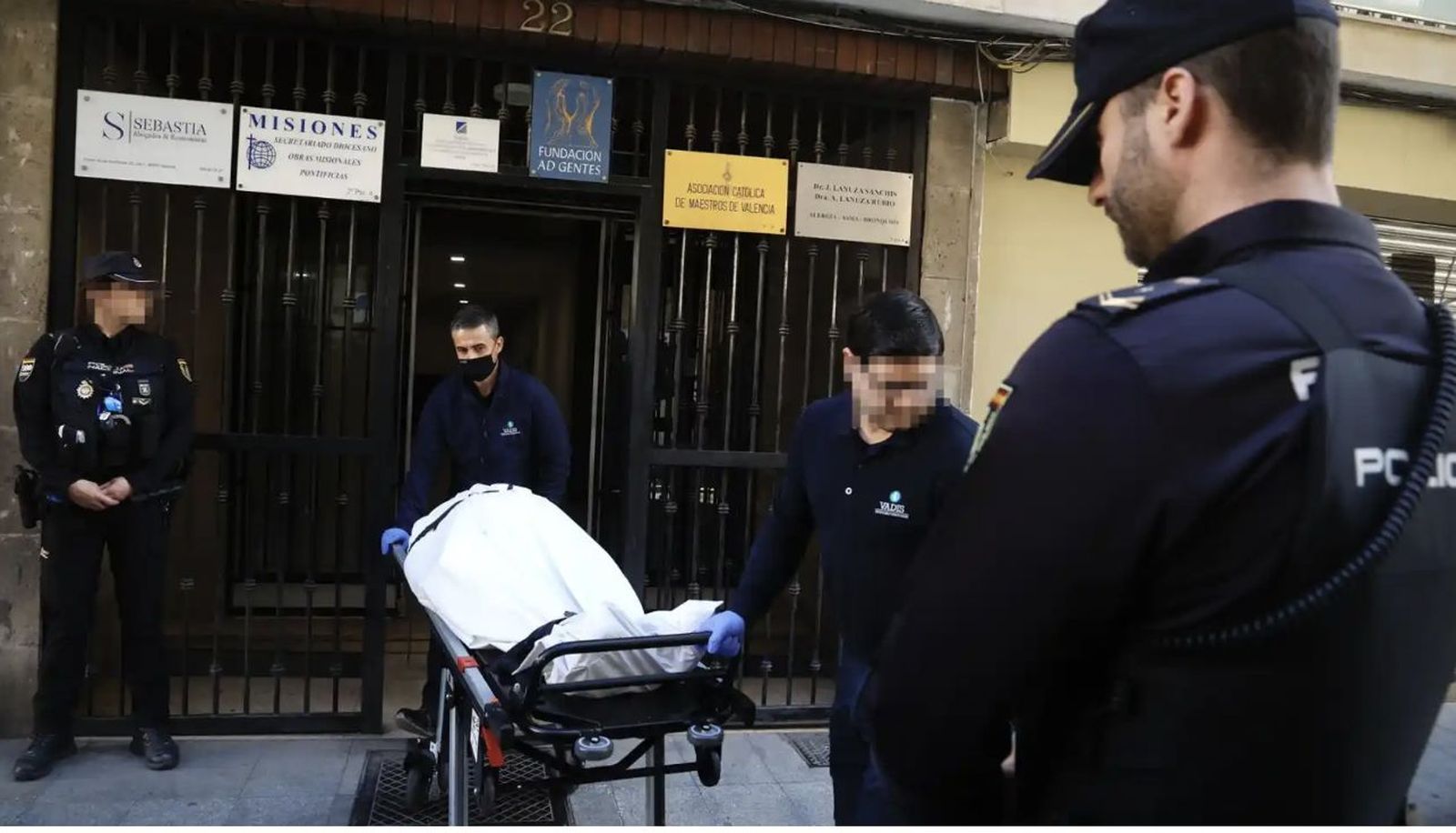 Momento en el que la Policía saca el cadáver del canónigo