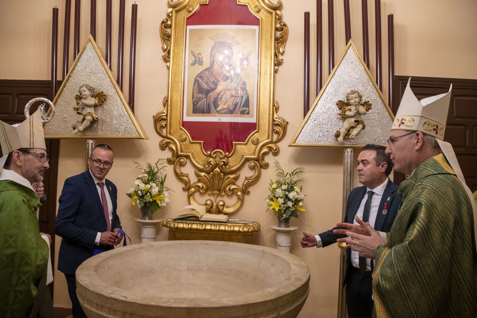 Cobo, con monseñor Chico, en la pila de Sabiote en la que fue bautizado