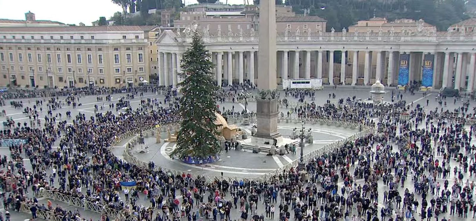 Fieles en la plaza de San Pedro