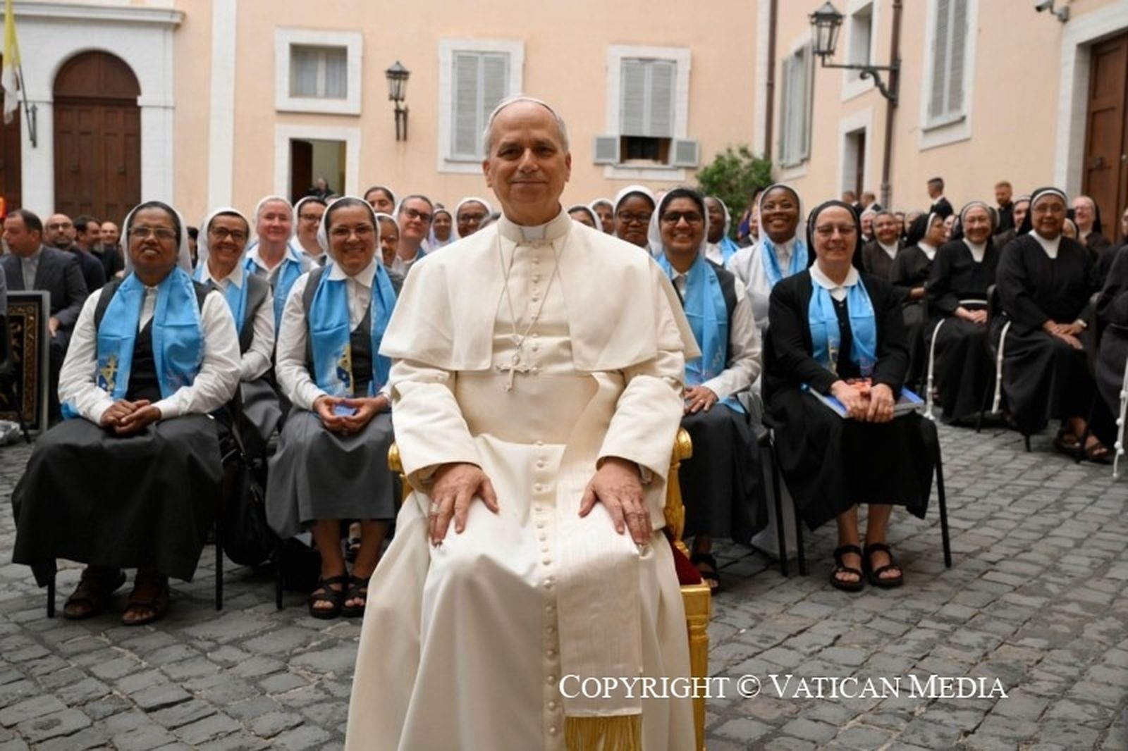El Papa, con religiosos en Castel Gandolfo