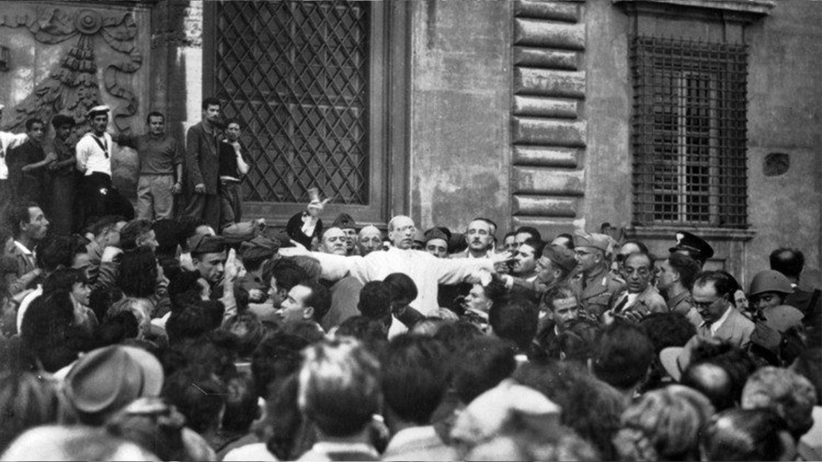Pío XII entre la multitud tras el bombardeo de Roma en 1943