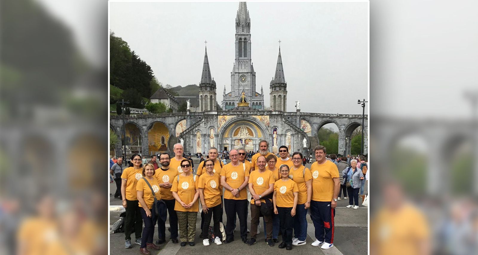 Miembros de la comunidad universitaria de la UPSA en el santuario de Lourdes