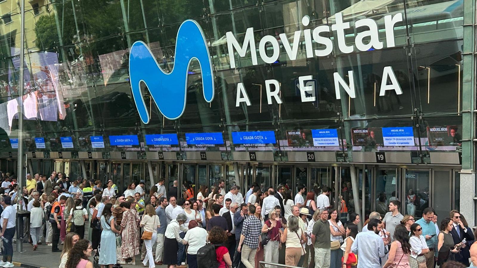 La gente haciendo cola en el Movistar Arena para el encuentro con el Papa