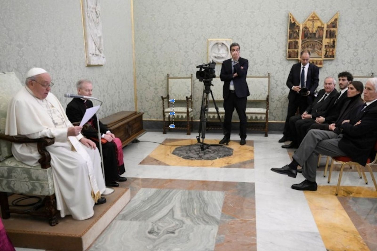 Francisco lee su discurso a la Federación Motociclista internacional