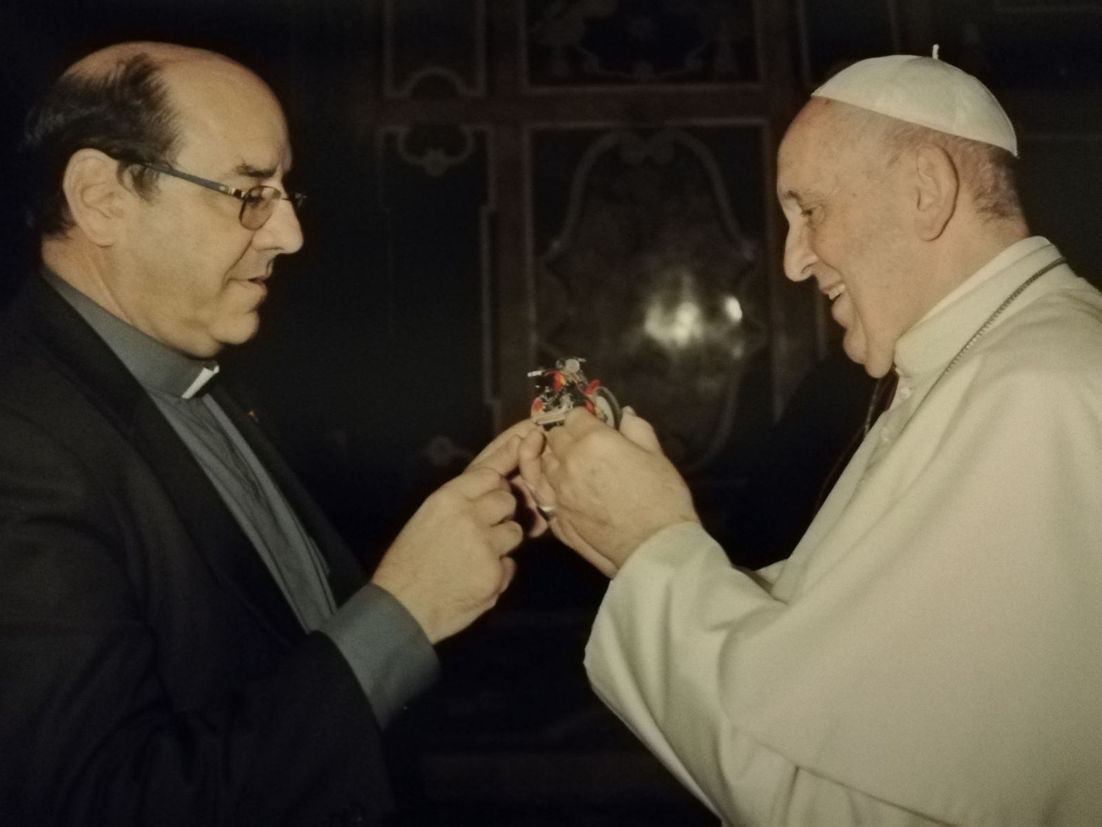 El padre Florencio entrega al papa una moto reciclada en la cárcel.