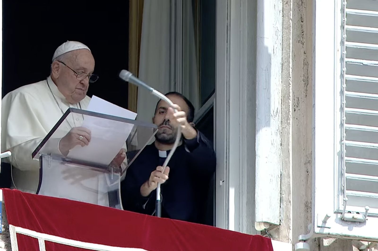Francisco prepara sus papeles para la catequesis