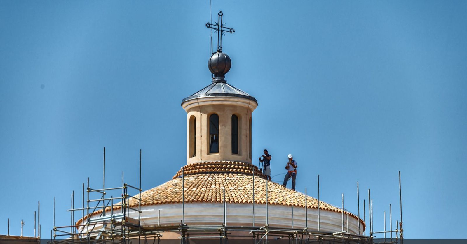 Cúpula de una iglesia dañada por el terremoto