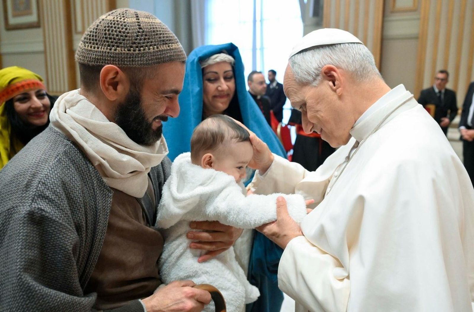 El Papa acaricia al 'niño Jesús' del pesebre viviente de Santa María la Mayor