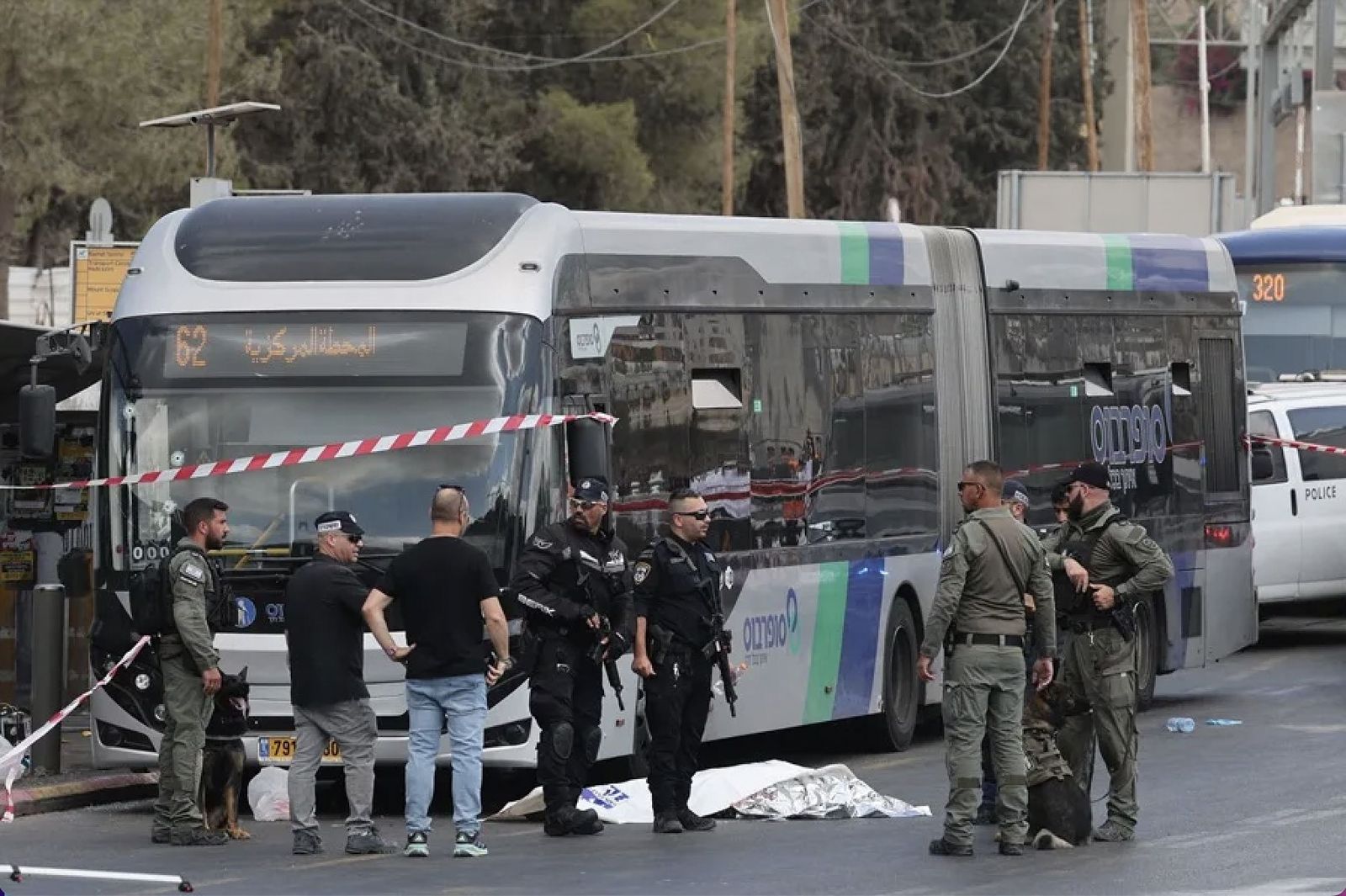 Policías israelíes en el lugar de un ataque a tiros en Jerusalén