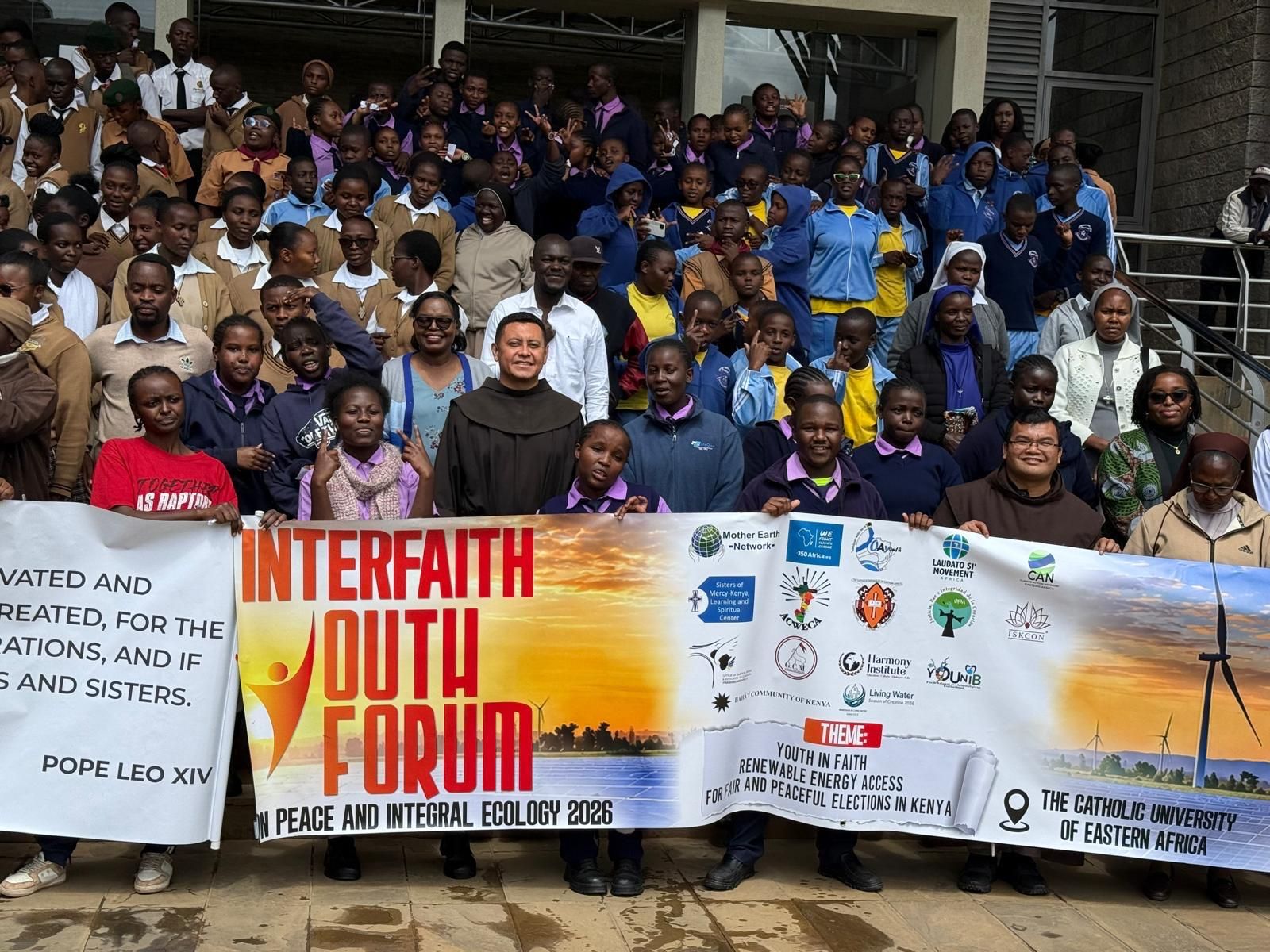 Jovenes y religiosos participantes en el Foro Interreligioso de la Juventud celebrado en Nairobi Kenia