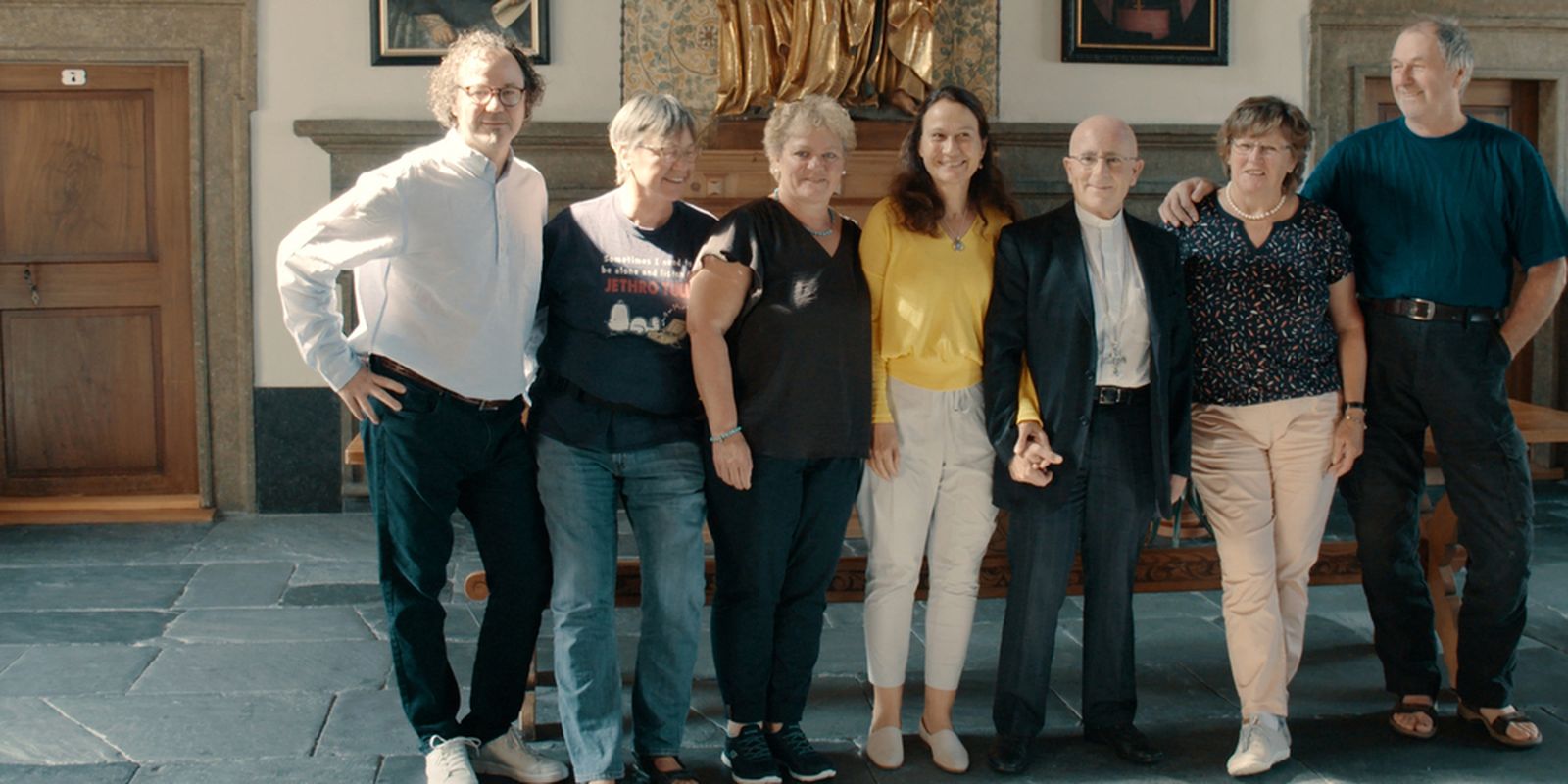 Los seis hijos del cura con el actual obispo de Chur, Joseph Maria Bonnemain