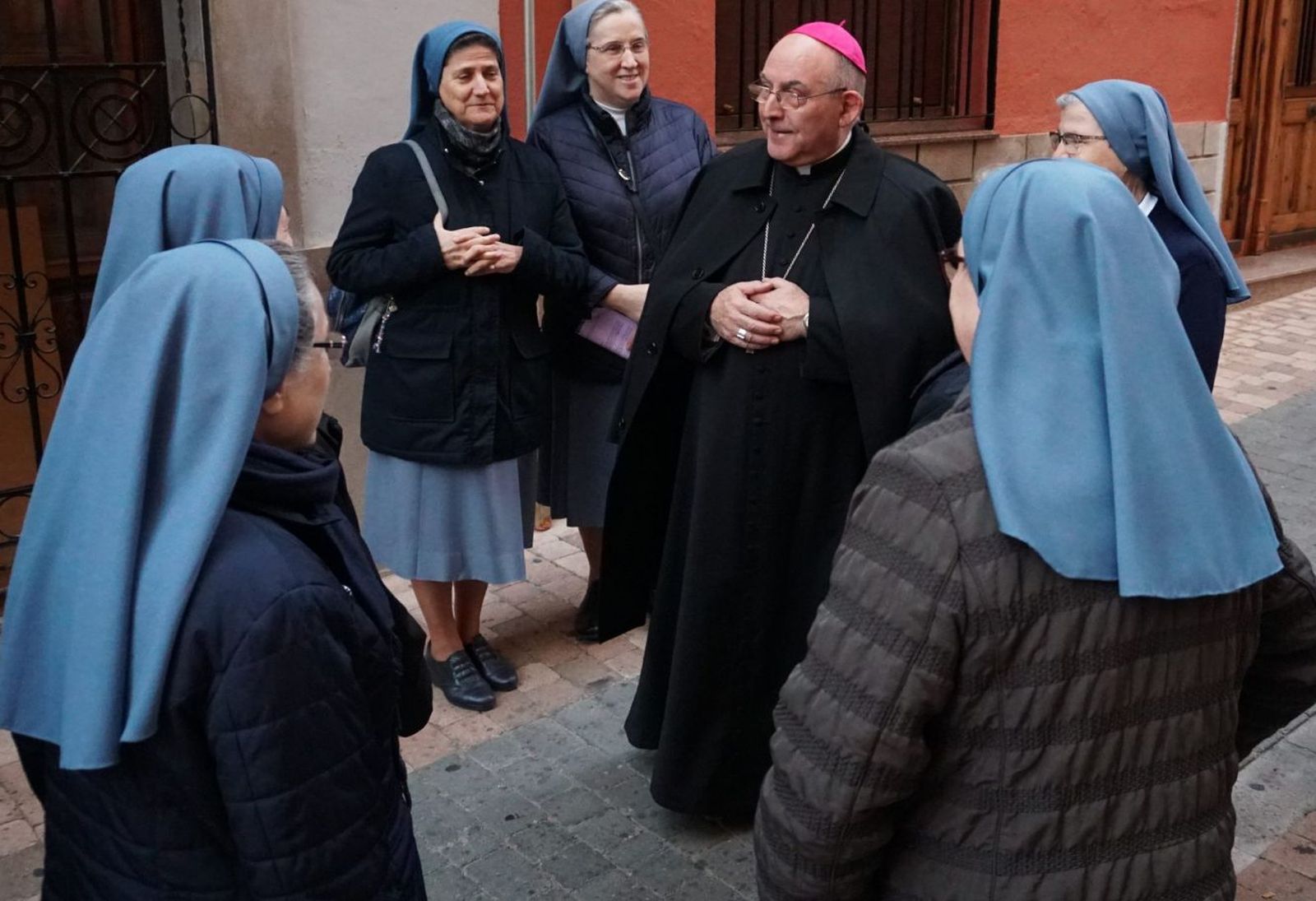 Casimiro López, rodeado de monjas