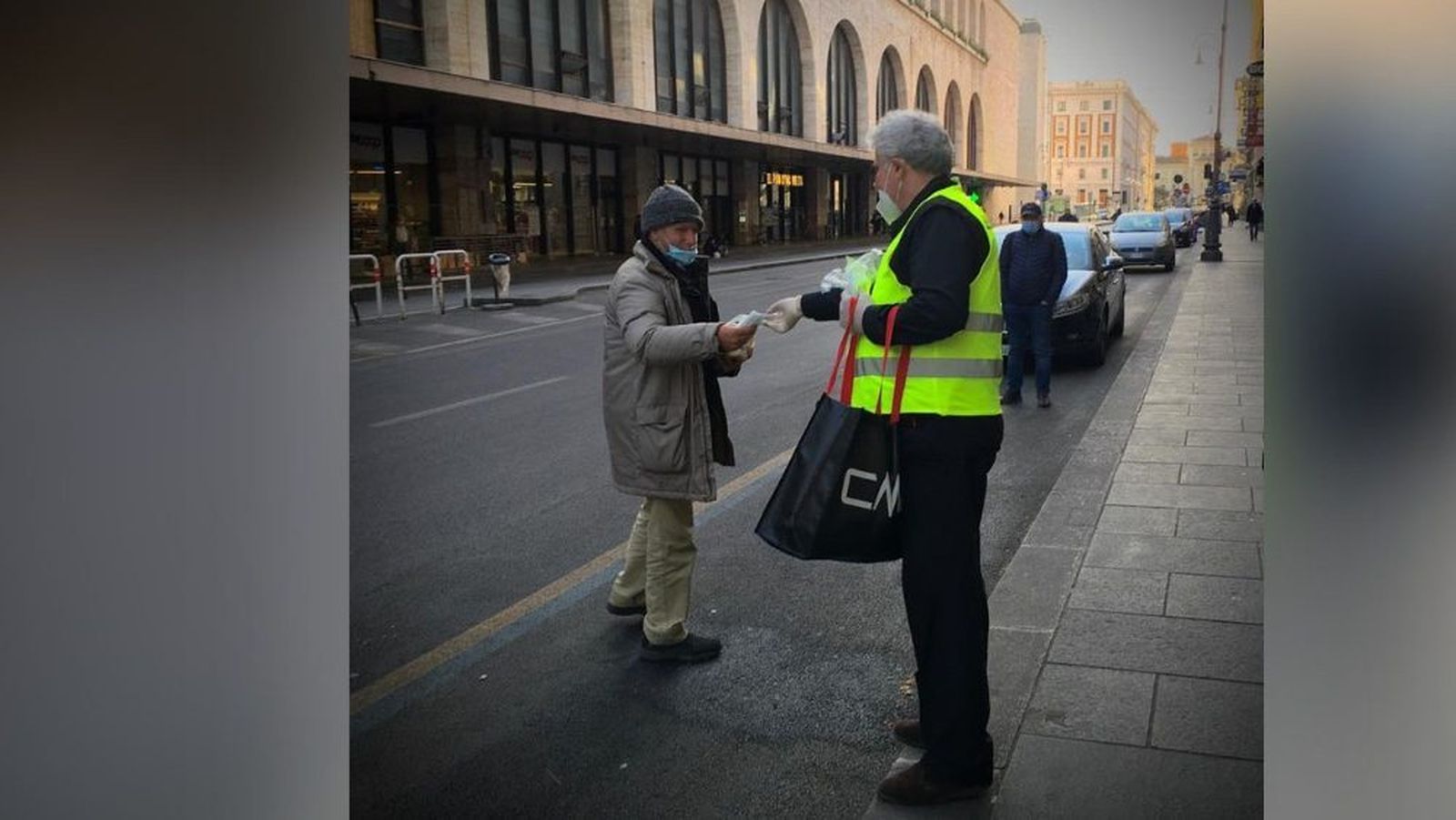 Reparto de mascarillas en la estación Termini