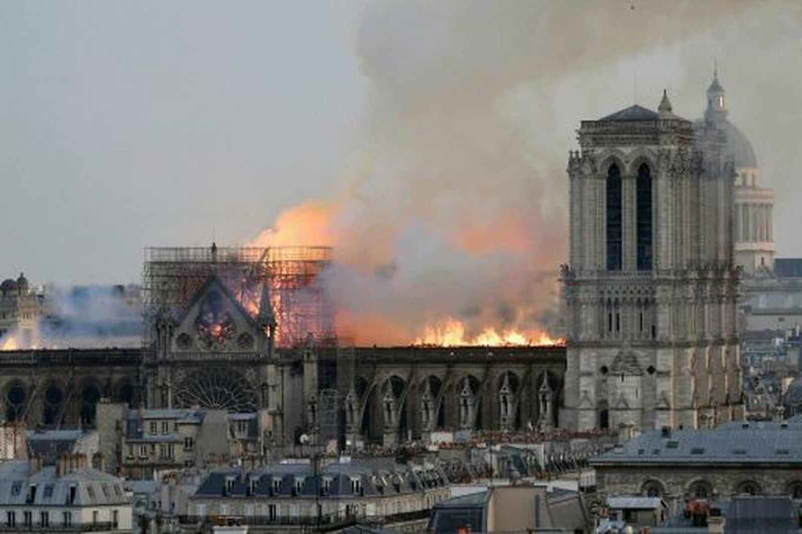 Un incendio arrasa con la catedral de Notre Dame de París