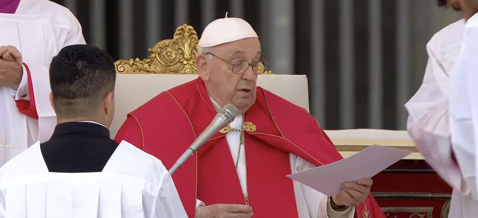 Francisco, leyendo el Angelus