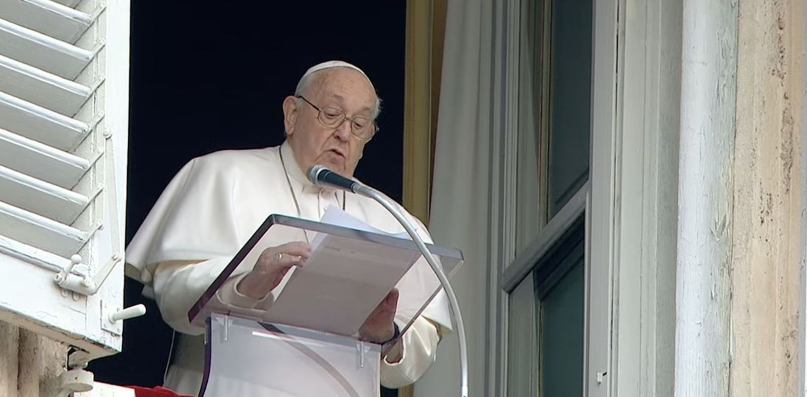 Francisco, durante el Angelus