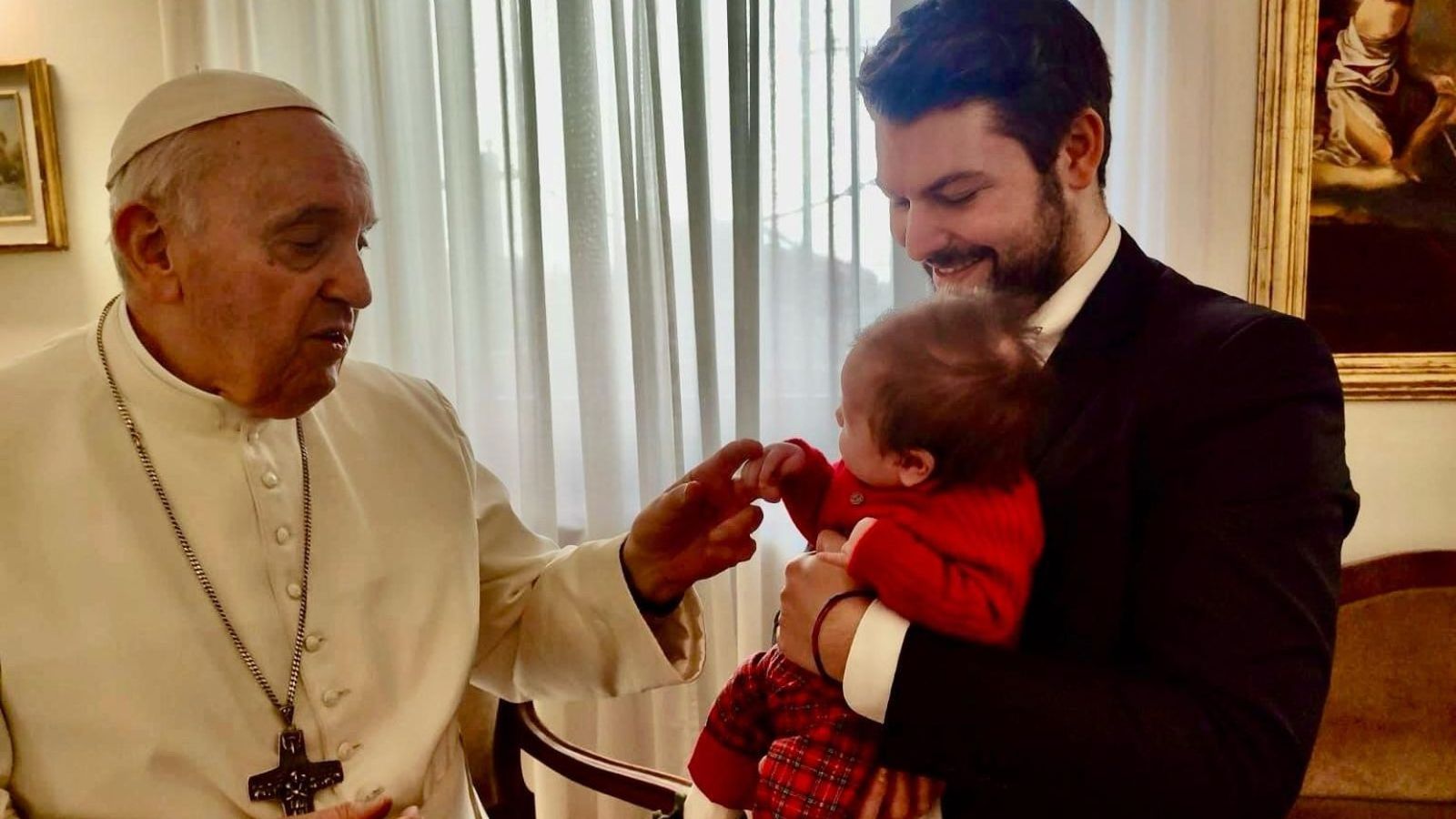 Cernuzio y su hijo Pietro, con el papa Francisco en Santa Marta.