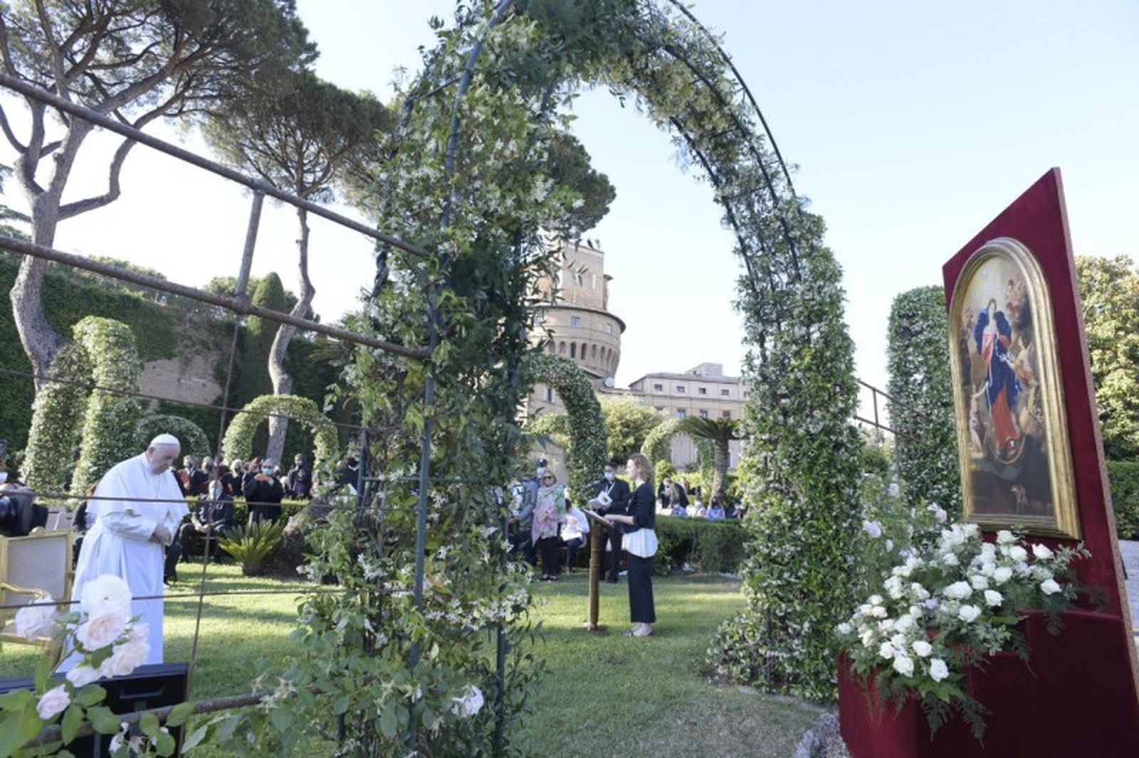 Francisco implora a la Virgen Desatanudos el fin de la pandemia, y "que todos tengan acceso a las vacunas"