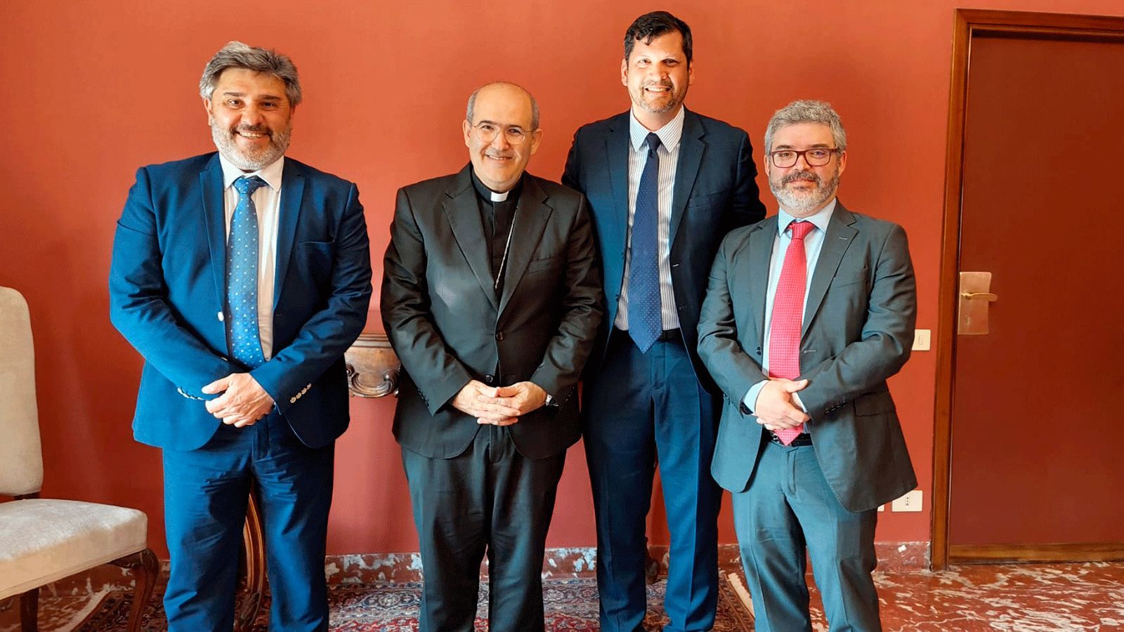 De izq. a dcha., Juan Pedro Castellano, el cardenal Mendonça, Juanjo Echeverría y Antonio Fernández