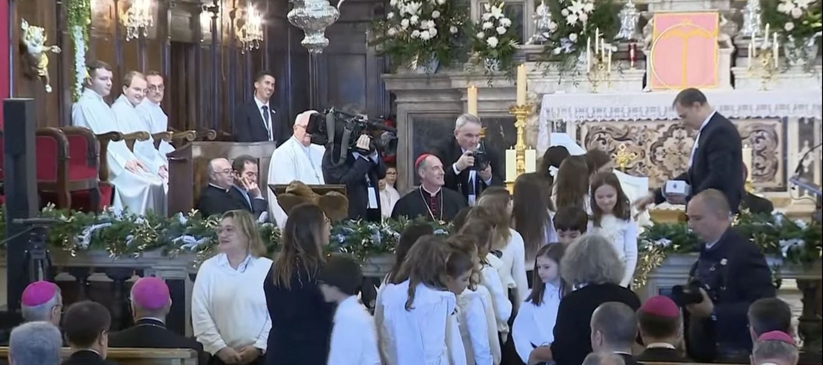 El Papa, con los 'niños del coro' de Ajaccio