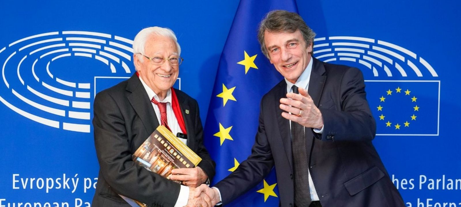 El padre Ángel y David Sassoli, en el Parlamento Europeo
