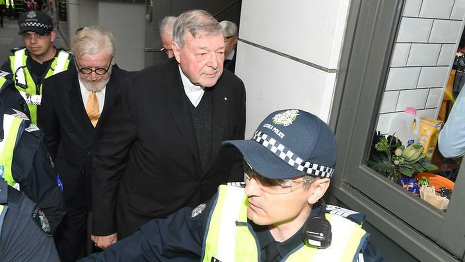 Pell, custodiado por la Policía