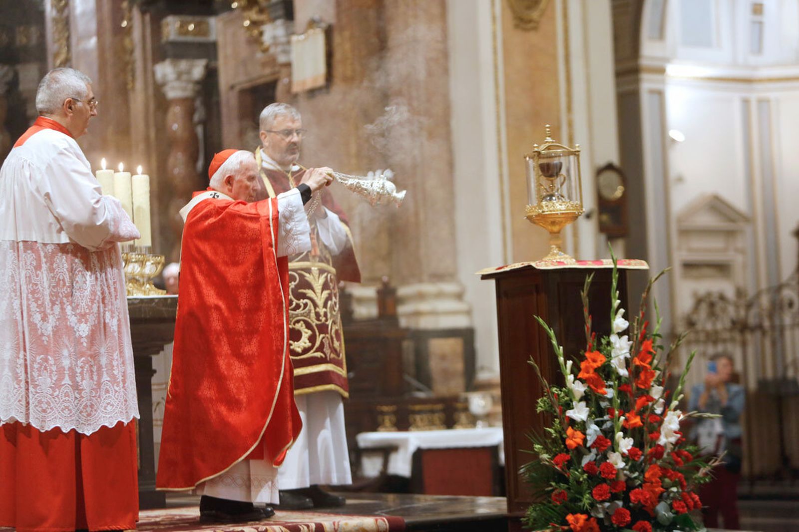 Cardenal Cañizares ayer, en la celebración de la misa organizada por la Cofradía del Santo Cáliz