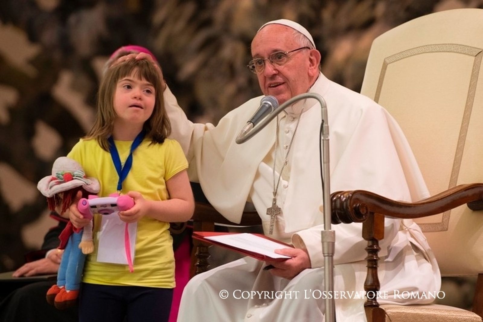 Francisco, con una niña con síndrome de Down