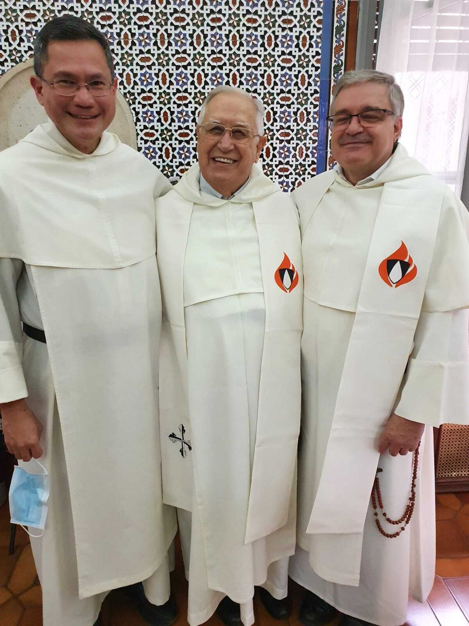 Fr. Manuel junto al Maestro General de la Orden, Fr. Gerard Timoner y el Provincial, Fr. Jesús Sariego.