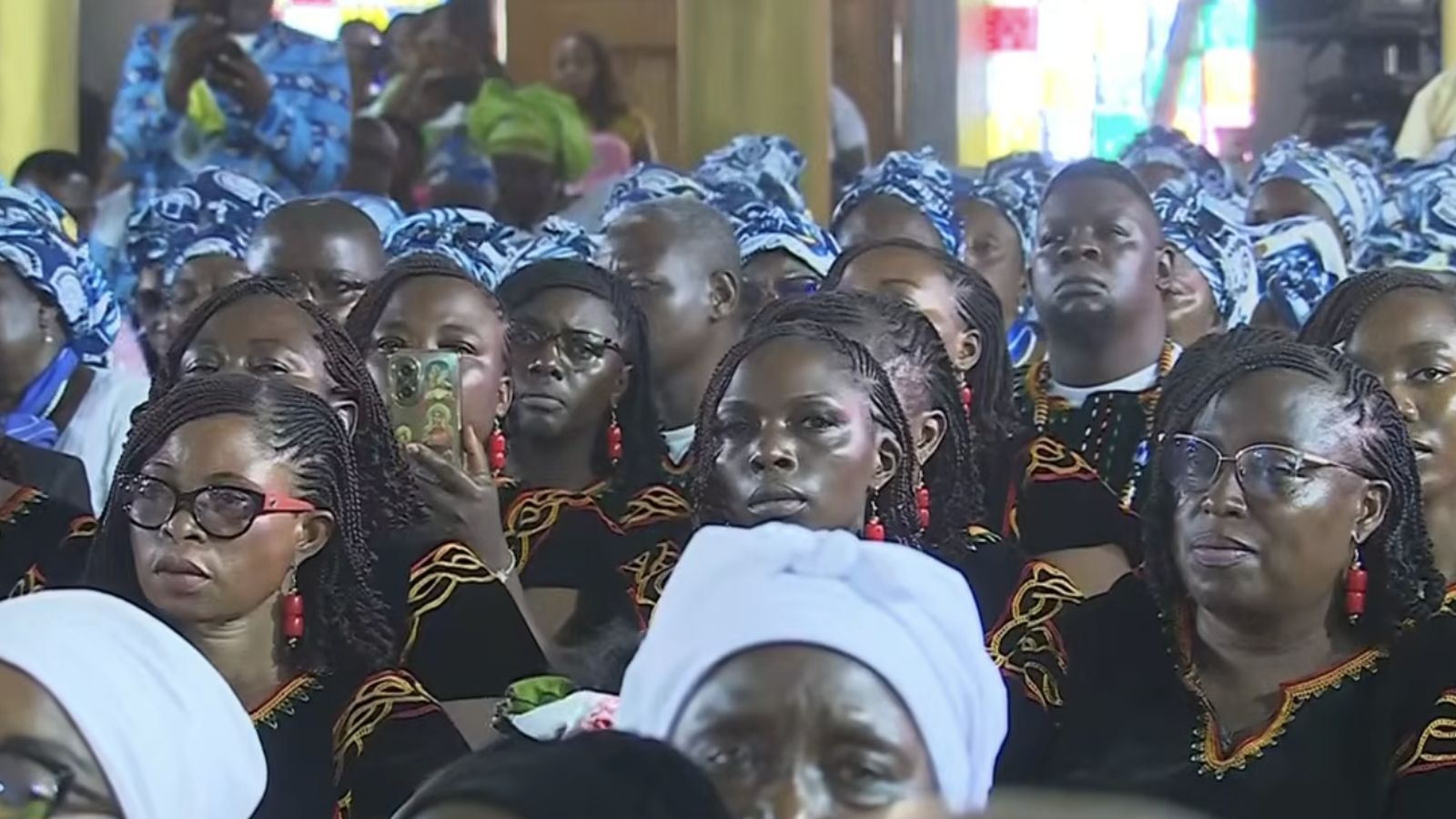 Fieles en la catedral