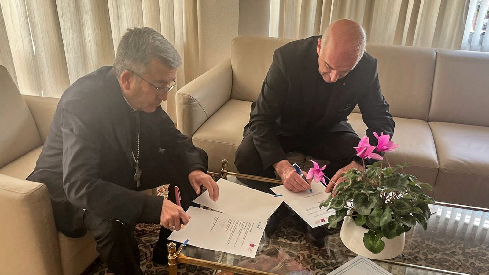 Firma del acuerdo entre UMAS y la CEE