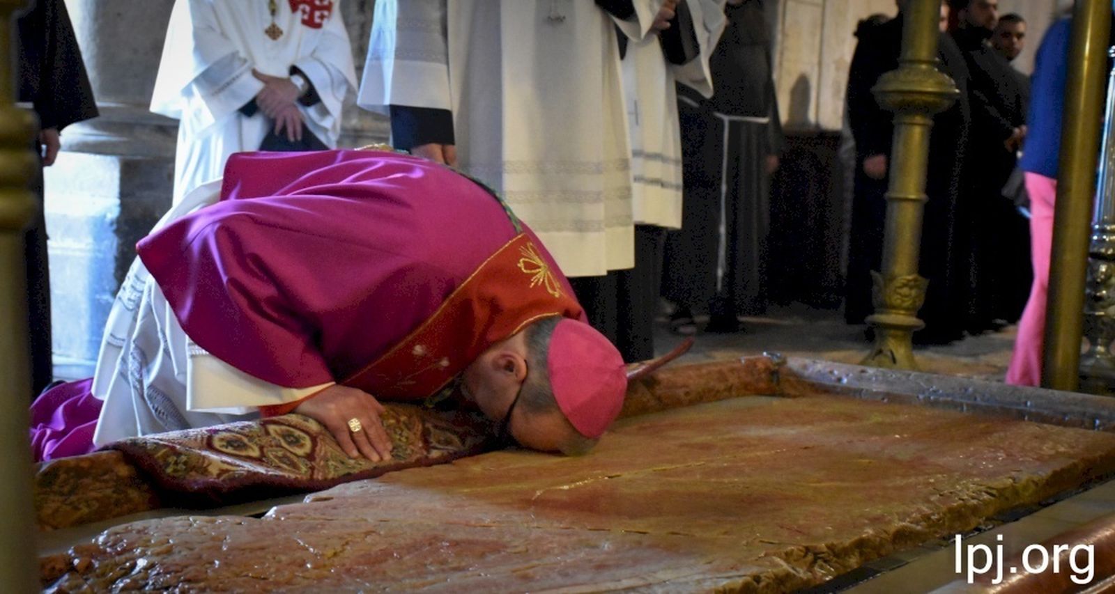 Pizzaballa besa la piedra del Santo Sepulcro