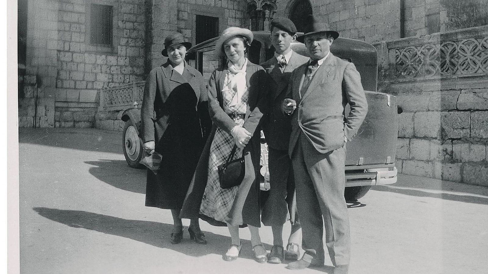 Olga, Paulo y Pablo Picasso delante de la Catedral de Santa María, Burgos, agosto,1934. Autor desconocido