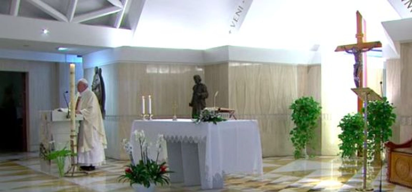 Francisco, junto a la imagen de San José Obrero