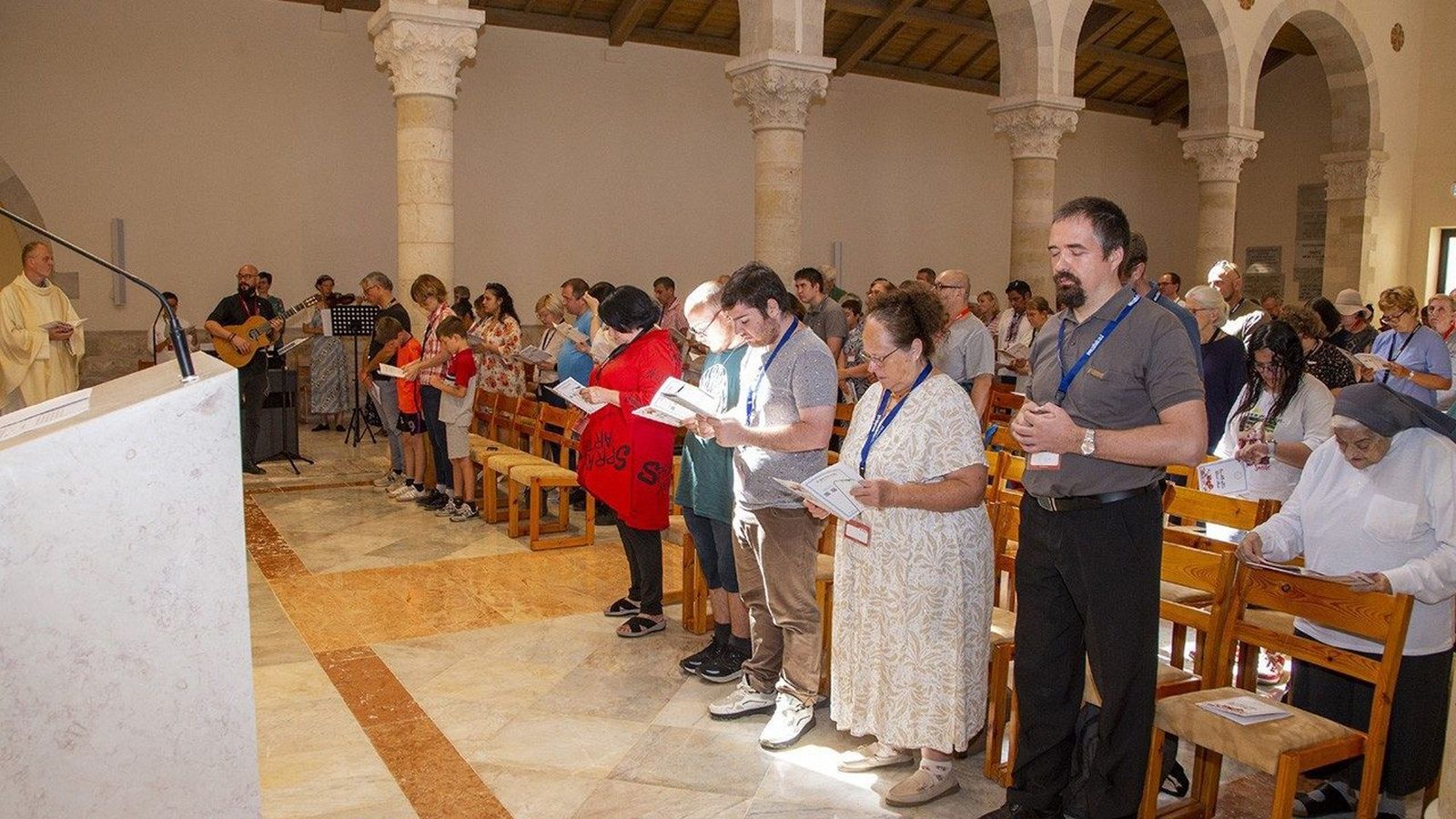 La comunidad católica de habla hebrea en Israel durante la oración