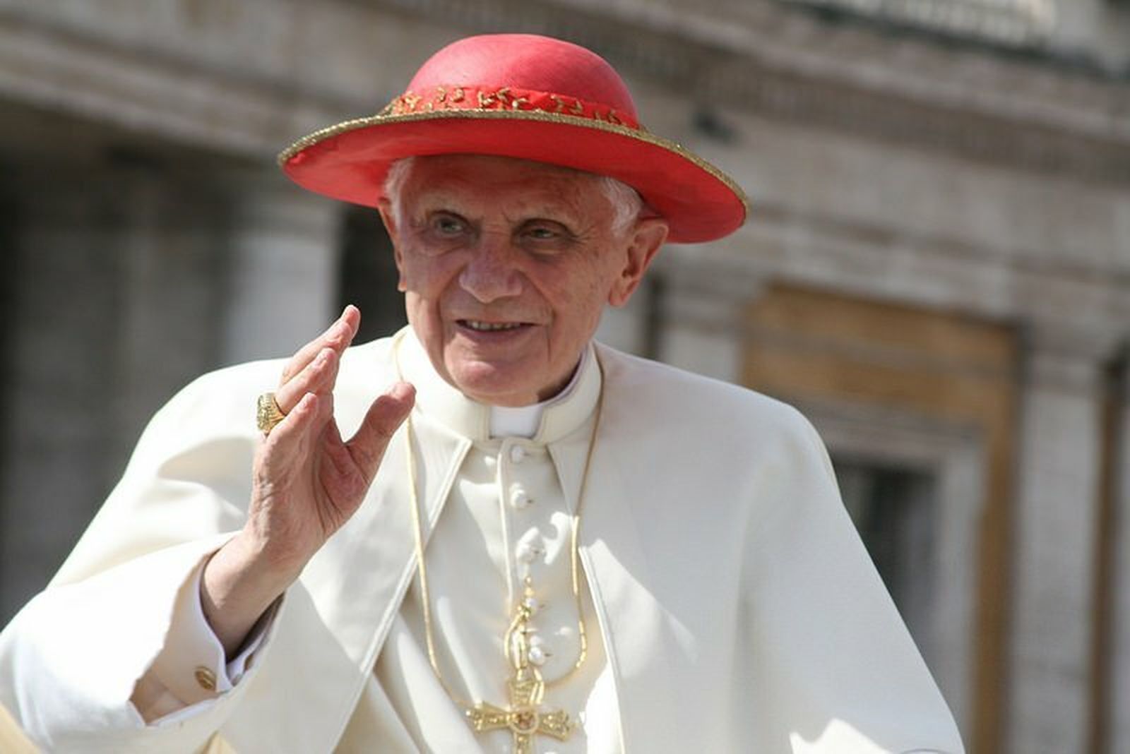 Benedicto con camauro