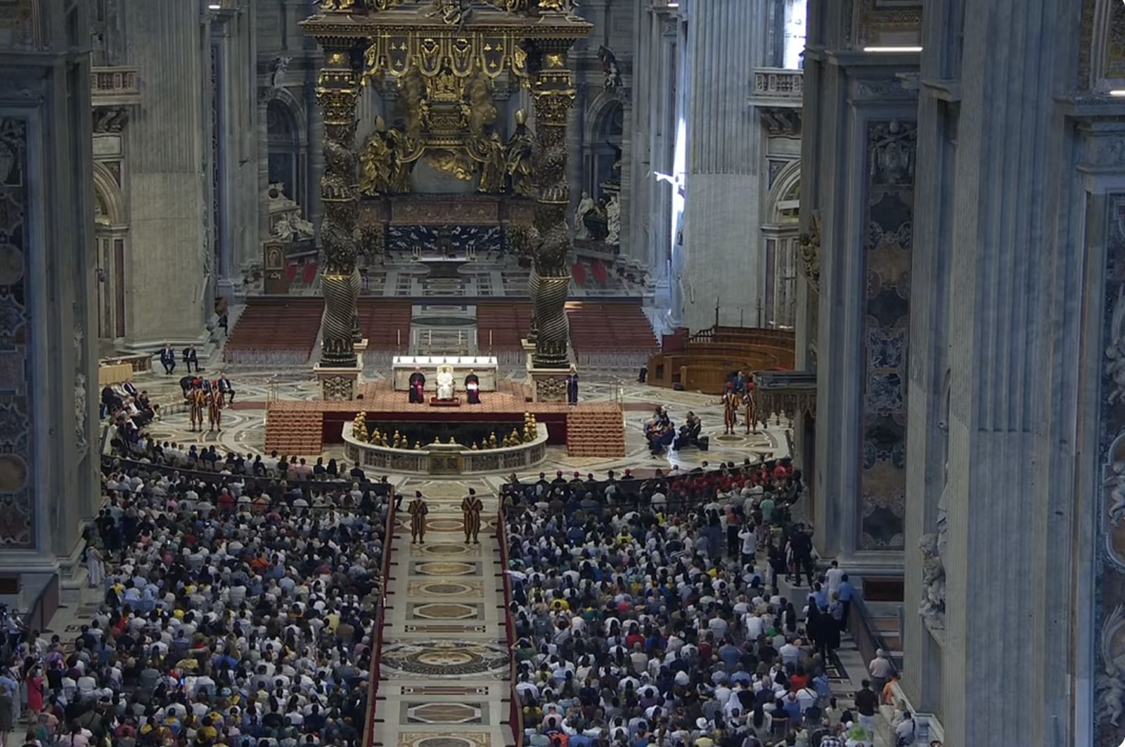 León XIV presidió la audiencia general en la basílica de san Pedro debido al calor en la plaza