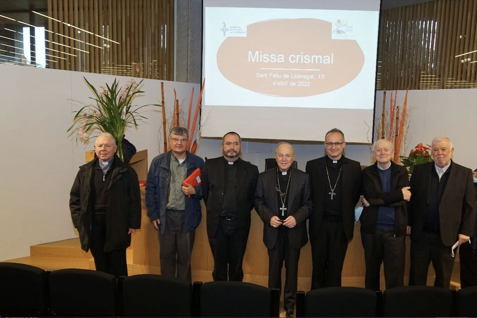 Bernabé Dalmau, primero por la izquierda, con otros capellanes de su diócesis