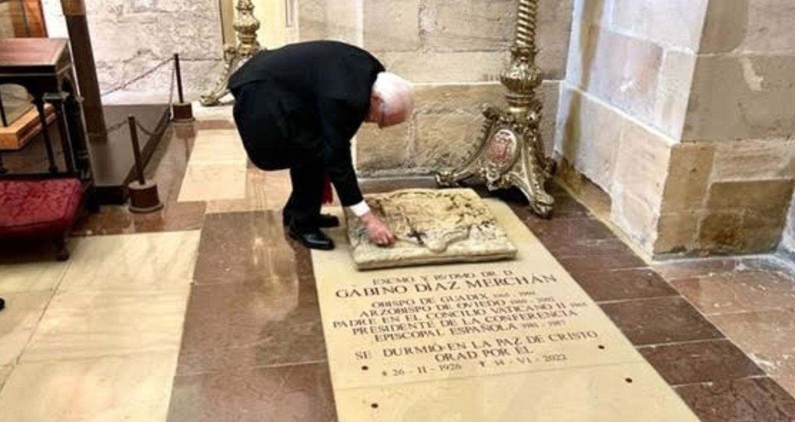 Padre Ángel ante la tumba de Don Gabino