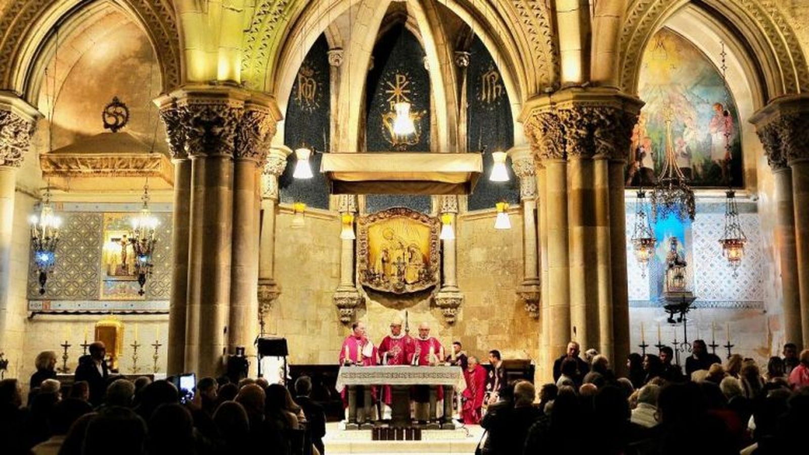 El cardenal Omella, presidendo la misa por la paz en Ucrania en la cripta de la basílica de la Sagrada Familia.