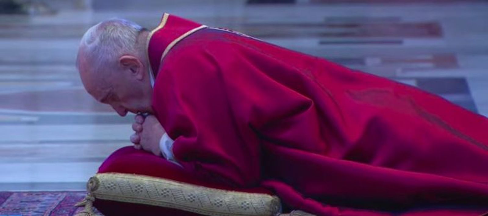 El Papa, postado en el suelo