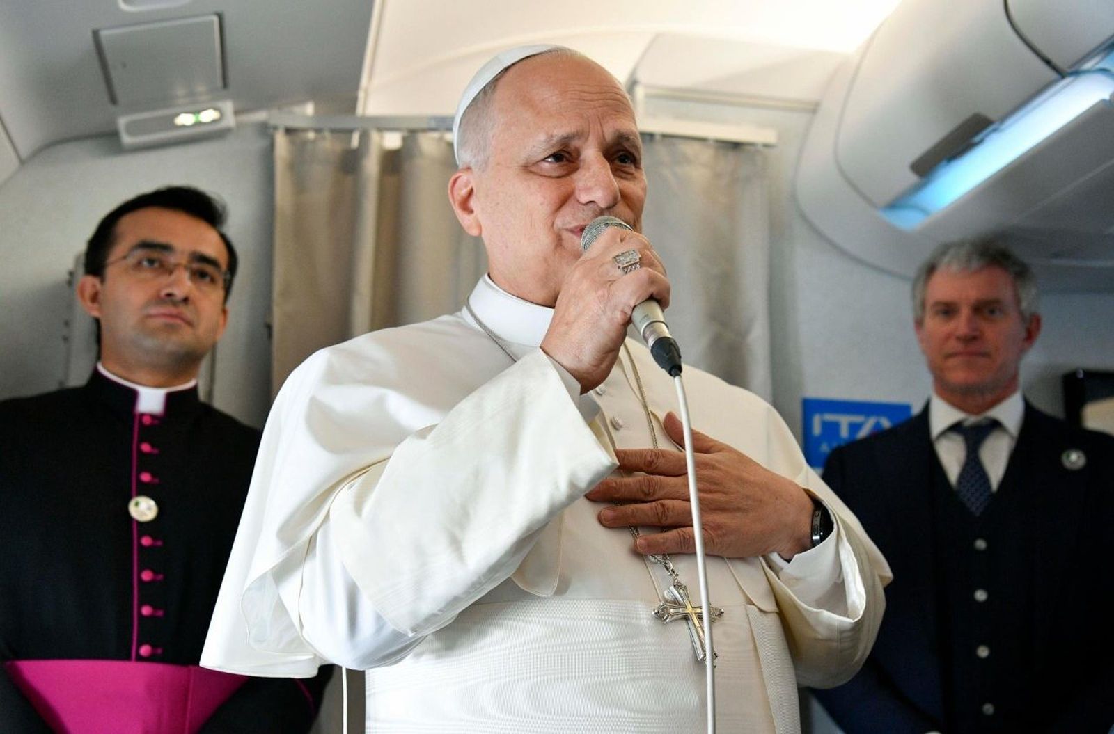 León XIV, en el vuelo papal