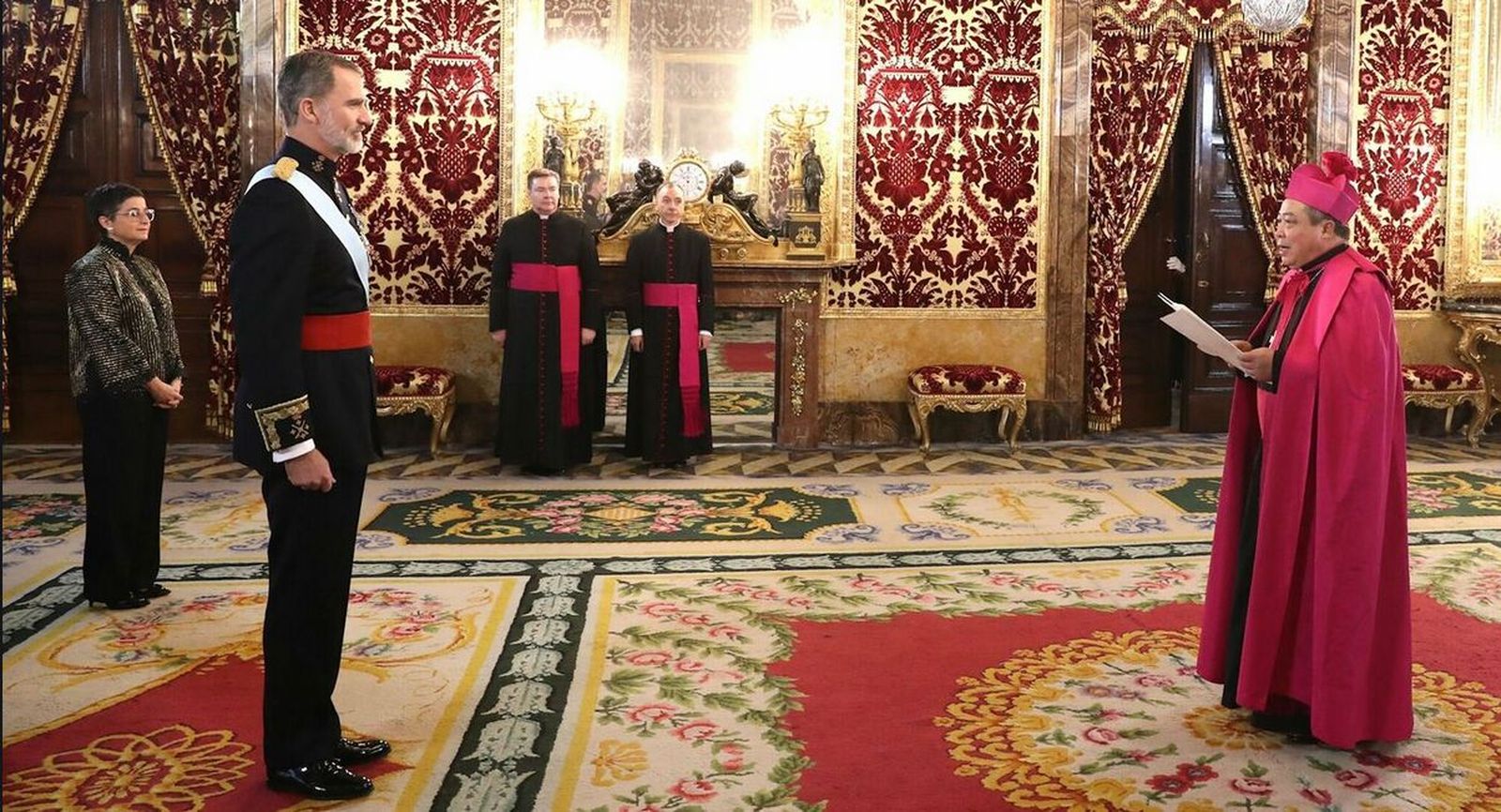 El Nuncio Auza y el Rey Felipe
