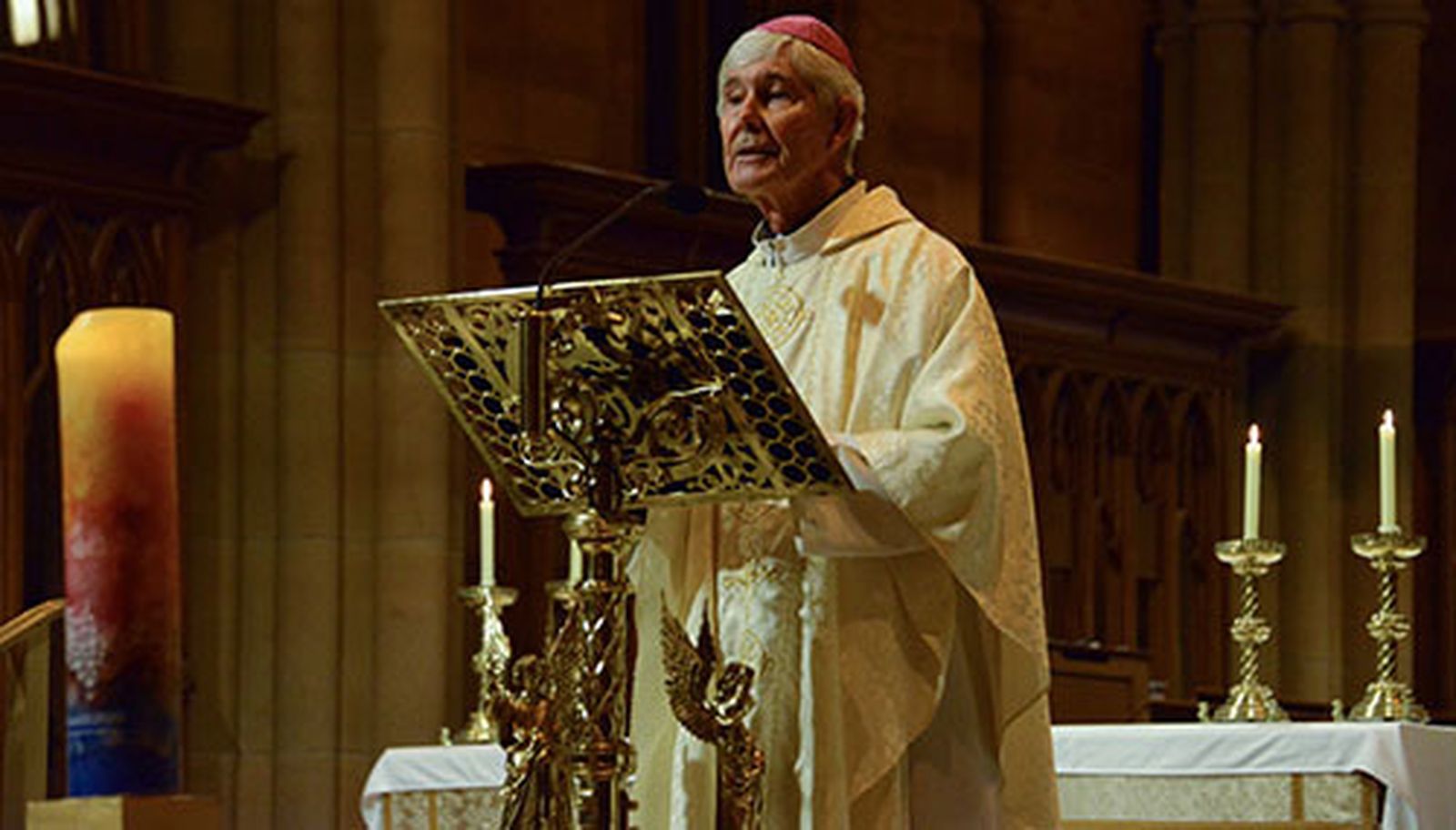 El obispo emérito Eugene-Hurley en la misa de inauguración
