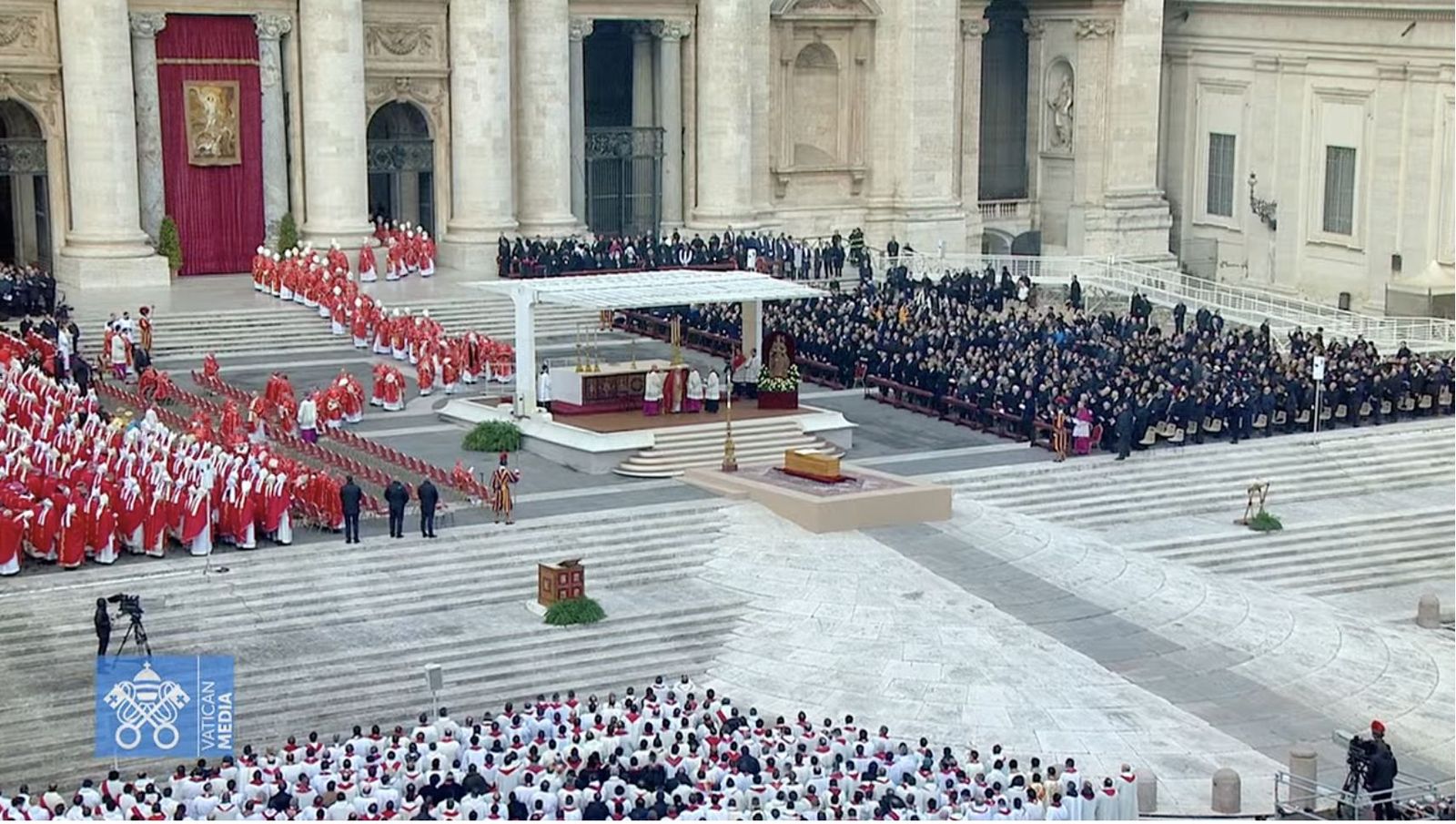 Procesión de pastores previo al comienzo del funeral