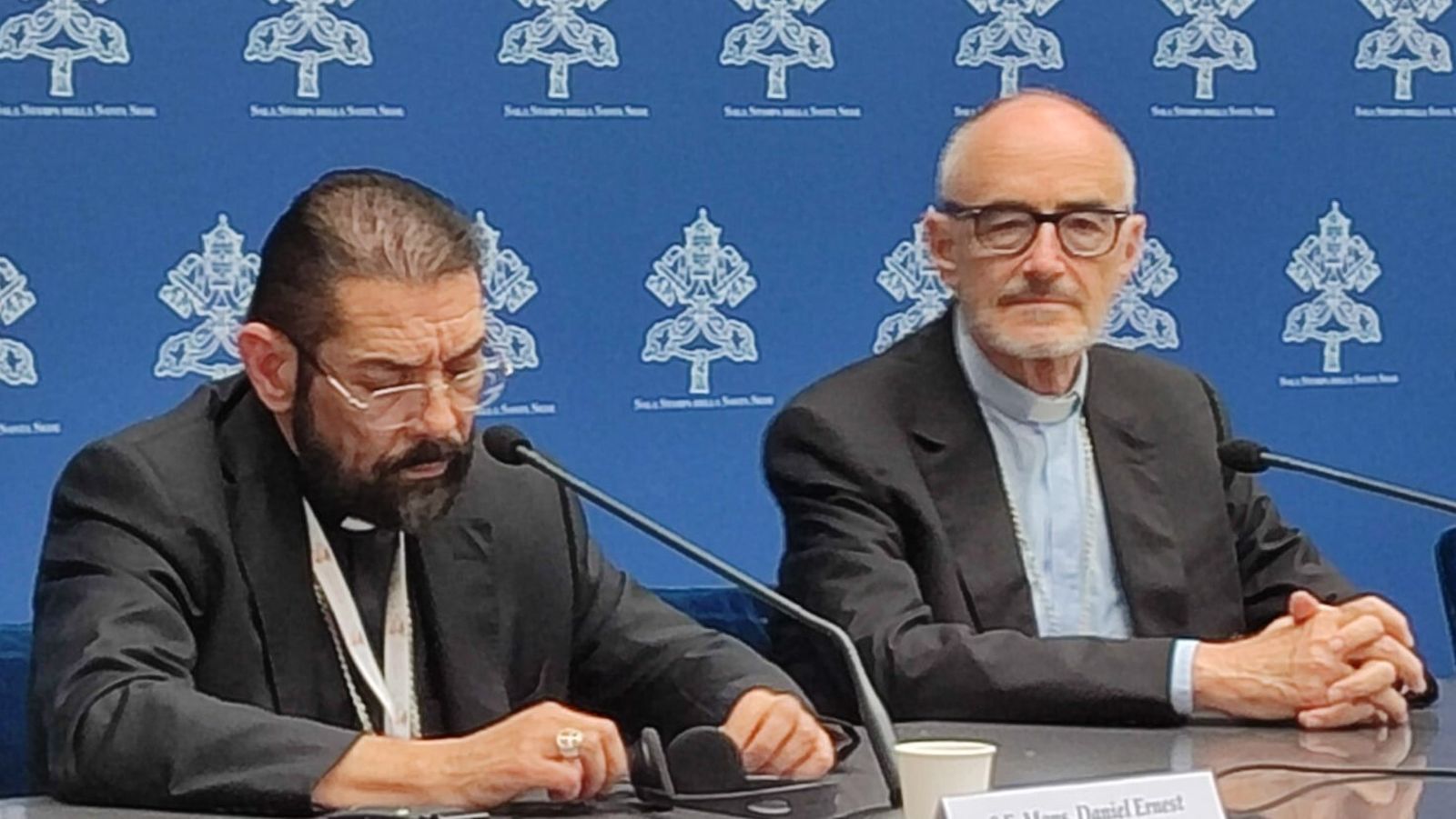 El cardenal Michael Czerny (dcha.) en la rueda de prensa de hoy