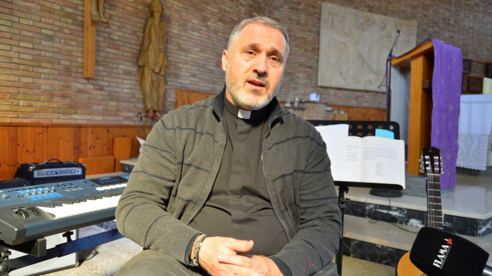 El sacerdote detecta hambre de profundidad, pero pide evitar reducir la fe "a una moda o a una experiencia emocional".